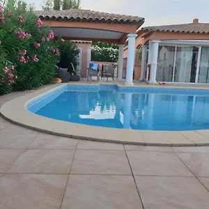 Hébergement de vacances Notre Dame Plain Pied Avec Piscine Privee 8 Personnes, La Crau